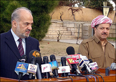 Shiite politician Ibrahim al-Jaafari (L) stands with Kurdistan Democratic Party leader Massoud Barzani during a press conference, in the northern city of Salahauddin. [AFP]