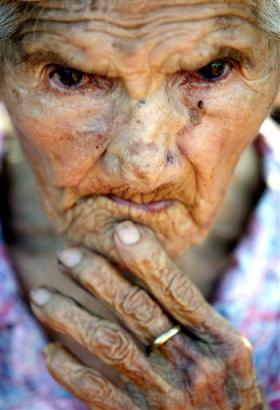 Maria Olivia da Silva, 125, poses for a portrait at her home in Astorga, in the Brazilian state of Parana, on Feb. 10, 2005. She was born on Feb. 28, 1880. (AP Photo/Maurilio Cheli) 