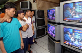 Shoppers watch a television broadcast in an electronics shop in Manilla. The Philippines' broadcast industry pledged to deny air time to 'terrorist' groups after a bitter complaint from the armed forces that some segments of the media were serving as mouthpieces to enemies of the state(AFP/File/Jay Directo) 