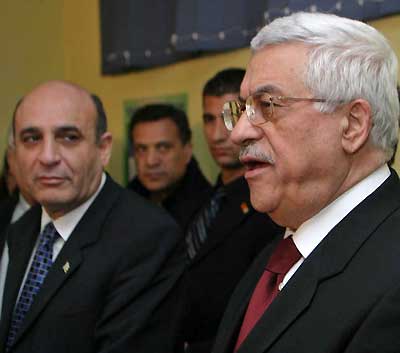 Palestinian President Mahmoud Abbas (R) and Israeli Defense Minister Shaul Mofaz attend a joint press conference after their meeting at Erez crossing, near Gaza Strip March 8, 2005. Abbas and Mofaz ended talks on Tuesday without announcing a firm date for a promised Israeli pullout from West Bank cities. [Reuters]
