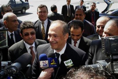 New Egyptian ambassador to Israel Mohammed Assem Ibrahim talks to journalists upon his arrival at Tel Aviv's Ben Gurion airport Thursday March 17, 2005. Assem Ibrahim arrived to take up a post that had been vacant during more than four years of Israeli-Palestinian fighting. [AP]