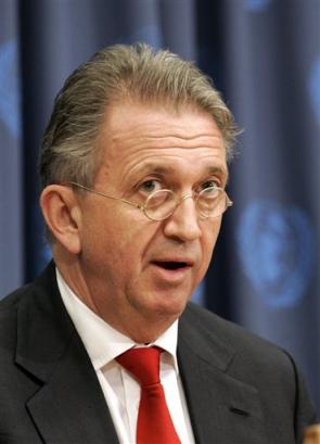Terje Roed-Larsen, the United Nations special envoy on the Lebanese-Syria issue speaks to reporters after he met Secretary General Kofi Annan at United Nations Headquarters in New York Thursday, March 17, 2005. After the meeting Annan released a written statement demanding Syria withdraw all its troops from Lebanon before Lebanese parliamentary elections in April and May. [AP]