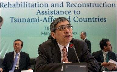 Asian Development Bank president Haruhiko Kuroda delivers his address at the ADB tsunami relief conference in Manila. The cost of rehabilitation and reconstruction in four of the countries worst affected by the tsunami disaster is short by 5.25 billion dollars, the bank said(AFP/Romeo Gacad) 