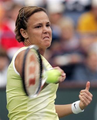Lindsay Davenport hits a forehand return during her semifinals match against Maria Sharapova, from Russia, at the Pacific Life Open Thursday, March 17, 2005, in Indian Wells, Calif. Davenport won, 6-0, 6-0. [AP]