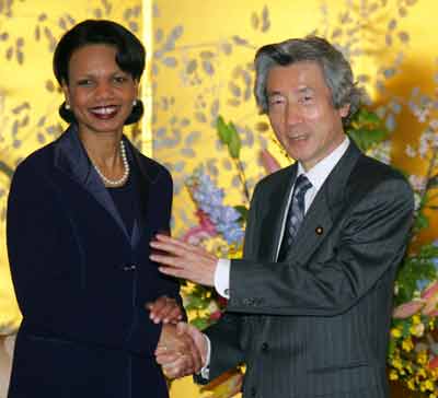 U.S. Secretary of State Condoleezza Rice (L) meets Japan's Prime Minister Junichiro Koizumi at Iikura Annex of the Foreign Ministry in Tokyo March 19, 2005. Rice urged North Korea on Saturday to return to talks on scrapping its nuclear arms and said Washington's Asian allies could do more to bring Pyongyang back to the negotiating table. [Reuters]