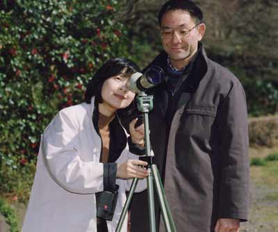 Japan's Princess Nori (L) and her fiance Yoshiki Kuroda enjoy bird-watching on the grounds of the Imperial Palace in Tokyo in this March 13, 2005 photo released by the Imperial Household Agency on March 18, 2005. The couple will observe an imperial court ceremony for engagement on Saturday. Photo taken March 13, 2005. [Reuters]