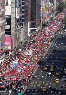 Thousands rally in the streets demanding the truth behind the shooting of Chen Shui-bian one year ago, which opposition parties said might have been staged to win votes for the incumbent in the last election, in Taipei March 19, 2005. [Reuters] 