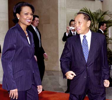 Chinese Foreign Minister Li Zhaoxing (R) accompanies U.S. Secretary of State Condoleezza Rice to their seats at the Ministry of Foreign Affairs in Beijing March 21, 2005. 