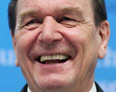 German Chancellor Gerhard Schroeder holds a news conference at the end of a European Union heads of state summit in Brussels, March 23, 2005. Schroeder said the EU is on track to end the arms embargo on China as scheduled. [Reuters]