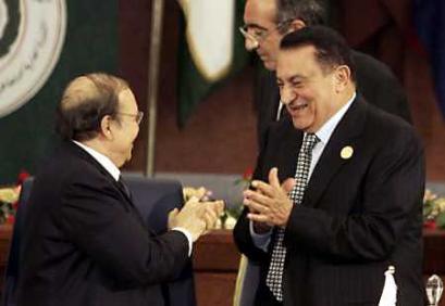 Algerian President Abdelaziz Bouteflika (L) and Egyptian President Hosni Mubarak share a moment at the closing of the 17th Arab League summit in Algiers March 23, 2005. Arab leaders on Wednesday offered Israel normal relations in return for withdrawal to 1967 borders -- a condition which Israel has repeatedly rejected. [Reuters]