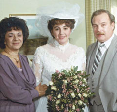 Terri Schiavo, centre, poses with her parents, Mary and Bob Schindler, in this undated photo. (AP Photo/Schindler Family, File)