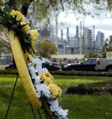 A wreath is places at the front gate of the BP Refinery in Texas City, Texas, Thursday, March 24, 2005, after an explosion at the plant Wednesday killed 15 an injured more than 100 people. (AP Photo/Bilol Haber) 