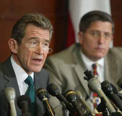 British Petroleum Group CEO Lord John Browne (L) answers questions along with Texas City Mayor Matthew Doyle during a news conference at Texas City Hall in Texas City, March 24, 2005. Browne flew to the U.S. to speak after a blast at the refinery caused the deaths of 15 people. [Reuters]