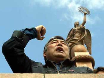 A Kyrgyz demonstrator addresses the crowd in central Bishkek, March 26, 2005. Kyrgyzstan's ousted interior minister led thousands of demonstrators toward the capital to protest against the coup that overthrew President Askar Akayev, warning there was a risk of civil war.