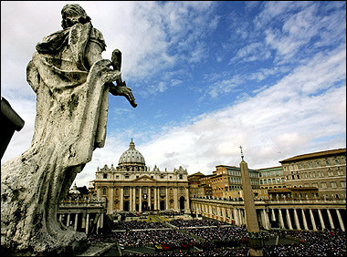 Pilgrims attend the Easter mass celebrated by Vatican Secretary of state Cardinal Angelo Sodano in St. Peter's square at Vatican. Tens of thousands of pilgrims gathered in St Peter's Square for Pope John Paul II's traditional Easter Sunday blessing from his apartment window. [AFP]