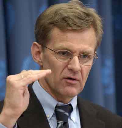 UN Emergency Relief Coordinator Jan Egeland discusses the latest Indonesian earthquake, during a press conference at the United Nations in New York, March 28, 2005. There was no report of a tsunami from this quake, like the one in December, but there were scattered reports about damage directly from the quake. [Reuters]