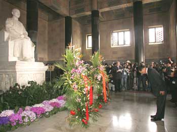 Chiang Pin-kun, vice-chairman of the Taiwan-based Chinese Kuomintang Party, bows to pay tribute to a statue of Dr Sun Yat-sen at Sun's mausoleum in Nanjing, Jiangsu Province March 30, 2005. Dr Sun is the pioneer of Chinese revolution and the founding father of the republic. Chiang and his delegation will also visit Beijing and meet senior officials from the Communist Party of China before the end of their trip on Friday. [newsphoto]