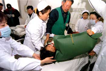 A woman poisoned after inhaling too much chlorine receives treatment in Huai'an, Anhui Province March 30, 2005. 27 were killed and nearly 300 were poisoned in the liquid chlorine leakage. [newsphoto]