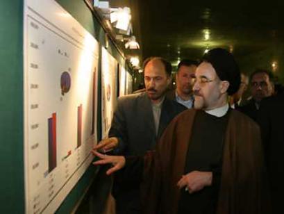 Iranian President Mohammad Khatami looks at a graphics display during his visit to the uranium enrichment facility in Natanz, Iran March 30, 2005. Khatami took a group of journalists deep underground on Wednesday into the heart of the nuclear plant which Washington wants dismantled and whose existence was kept secret until 2002. (Raheb Homavandi/Reuters) 