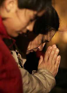 Faithful pray for Pope John Paul's health in front of Saint Peter's Basilica at the Vatican March 31, 2005. - Pope John Paul has developed a very high fever caused by a urinary infection, the Vatican said on Thursday, in a major worsening of his already fragile health. (Tony Gentile/Reuters) 