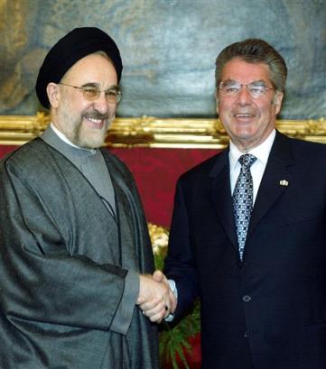 Austrian President Heinz Fischer, right, welcomes his counterpart from Iran Mohammad Khatami for talks, on Monday, April 4, 2005, at Vienna's Hofburg palace. Khatami is in Vienna for a one-day working visit. (AP Photo/Rudi Blaha) 