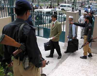 Pakistani Kashmiri passengers arrive to board a bus bound for Srinagar, the capital of Indian Kashmir, at a bus terminal in Muzaffarabad April 7, 2005. A bus set off from the capital Pakistan-controlled Kashmir on Thursday carrying passengers bound for the Indian side of the region for the first time in more then 50 years. [Reuters]