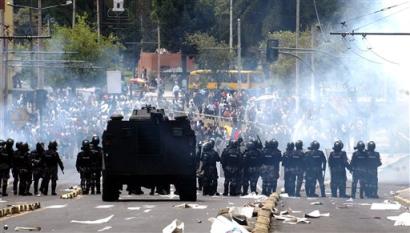 Protesters clash with police during a march near the Congress Building in Quito, Ecuador, Wednesday, April 6, 2005. They are demanding the resignation of President Lucio Gutierrez. (AP Photo/Dolores Ochoa R.)1