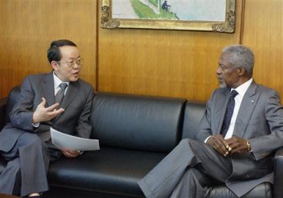 In this photo released by the United Nations, China's ambassador to the United Nations and incoming Security Council President Wang Guangya, left, meets with United Nations Secretary General Kofi Annan at U.N. headquarters, Wednesday, March 30, 2005. (AP Photo/The United Nations, Eskinder Debebe) 