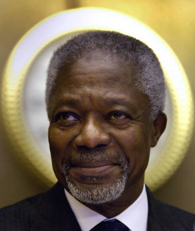 U.N. Secretary General Kofi Annan smiles after addressing the 61st Session of the Commission on Human Rights at the U.N. headquarters in Geneva April 7, 2005. REUTERS/Denis Balibouse