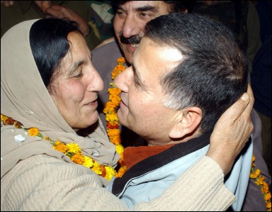 Bus passenger hugging his relative in Srinagar(AFP/Sajjad Hussain) 