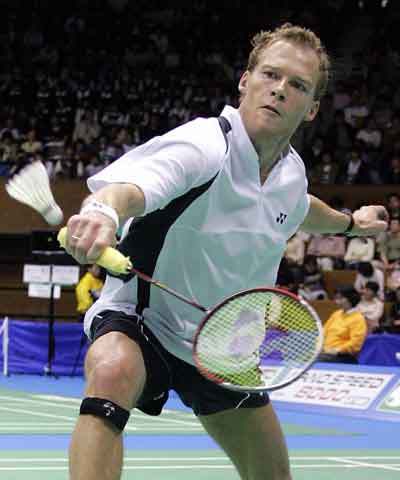 Denmark's Kenneth Jonassen returns the shuttlecock to China's world number one Lin Dan during a men's singles semi-finals badminton match at the Japan Open in Tokyo April 9, 2005. [Reuters]