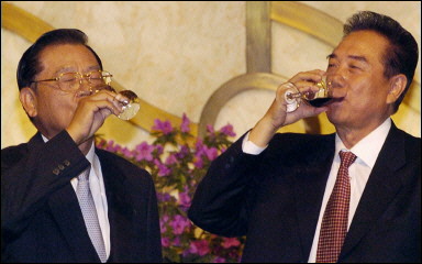 Taiwan's KMT party vice chairman P.K. Chiang (L) and Minister of Taiwan Affairs Office Chen Yunlin (R) have a toast during a meeting with Chinese officials in Beijing. The KMT delegation has spent its first official visit to Beijing pushing vigorously for more economic and trade cooperation(AFP/Pool/Takanori Sekine)