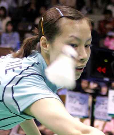 World number one Xie Xingfang of China eyes the shuttlecock during the badminton women's singles semi-finals match against France's Pi Hongyan at the at the Japan Open in Tokyo April 9, 2005. Xie defeated Pi 11-7 11-5. [Reuters]
