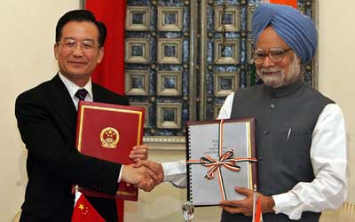 Chinese premier Wen Jiabao (L) shakes hands with Indian Prime Minister Manmohan Singh after signing an agreement in New Delhi April 11, 2005. Wen and Singh were due to agree on a roadmap to settle a decades-old border dispute on Monday, as the nuclear rivals aim to build a new "bridge of friendship". 