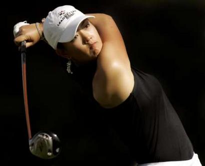 Amateur Michelle Wie of Hawaii hits her drive at the par five, second hole during the final round of the Kraft Nabisco Championship at Mission Hills Country Club in Rancho Mirage, California March 27, 2005. REUTERS/Robert Galbraith 