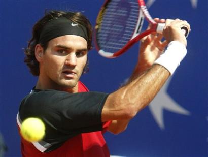 Roger Federer of Switzerland returns the ball to Spain's Albert Montanes during their second round match at the Monte Carlo Tennis Open tournament in Monaco, Wednesday, April 13, 2005. Federer won 6-3, 6-4. (AP Photo/Lionel Cironneau) 