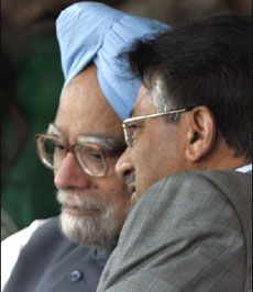 Indian Prime Minister Manmohan Singh (left) and Pakistani President Pervez Musharraf (right) talk to each other while watching the final one-dayer in New Delhi(AFP