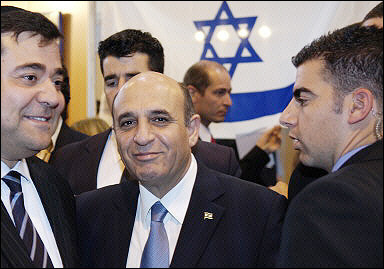 Israeli Defense Minister Shaul Mofaz (C) arrives at a pro-Israeli rally, April 17, 2005 in Paris. Defence chiefs recommended that Israel's planned withdrawal from the Gaza Strip be delayed until mid-August, public radio reported.(AFP/File