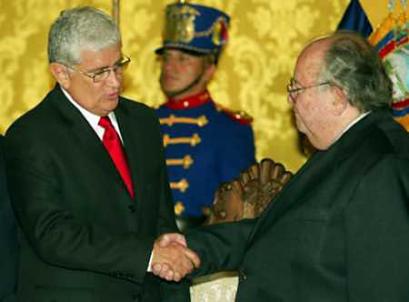 President Alfredo Palacio (L) shakes hands with his new Foreign Affairs Minister Antonio Parra Gil at Carondelet Palace in Quito, April 21, 2005. Brazil granted Ecuador's ousted president Lucio Gutierrez asylum as his successor named a new Cabinet in an effort to restore political stability after a week of violent protests. (Jose Miguel Gomez/Reuters