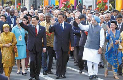President Hu Jintao (second left), Indonesian President Susilo Bambang Yudhoyono (centre), Indian Prime Minister Manmohan Singh (second right) and other Asian and African leaders at a walk yesterday for the 50th anniversary of the 1955 Asia-Africa Conference in Bandung, Indonesia, which gave birth to the Non-Aligned Movement. Representatives of approximately 100 Asian and African nations, including more than 40 heads of state, visited Bandung yesterday to mark the occasion. (AFP)
