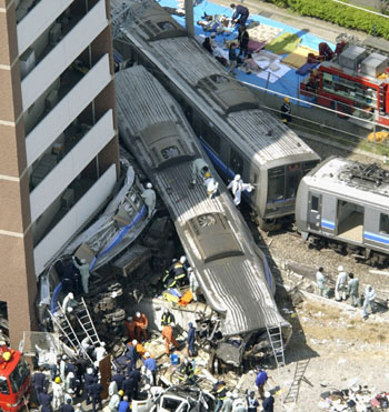 A commuter train derails in Amagasaki, Japan April 25, 2005. [Reuters]