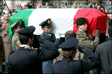 Italian militarymen carry the coffin of Italian secret service agent Nicola Calipari during a funeral ceremony in Rome, 07 March 2005. A US military investigation has concluded that soldiers who killed the Italian intelligence agent and wounded a freed hostage at a checkpoint in Iraq last month were 'not culpable,' but Italy has not accepted the findings, an army official said(AFP/File