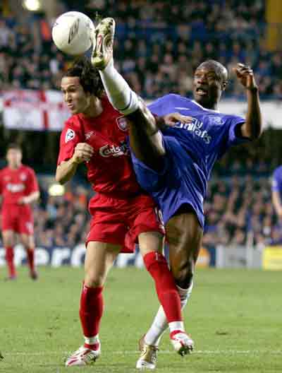 Chelsea's William Gallas (R) struggles for the ball against Liverpool's Luis Garcia during their Champions League semi-final first leg soccer match at Stamford Bridge in London April 27, 2005. [Reuters]