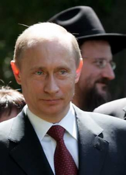 Russia's President Vladimir Putin attends a welcoming ceremony in Jerusalem April 28, 2005. Israel joined the U.S. on Thursday in rejecting as premature a proposal by Putin to host a Middle East peace conference in Moscow. (Grigory Dukor/Reuters)