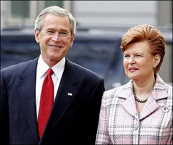 US President George W. Bush (L) and Latvian President Vaira Vike-Freiberga smile during the welcoming ceremony at the presidential palace in Riga. Bush urged Latvia to respects the rights of the Russian ethnic minority in the country.(AFP/