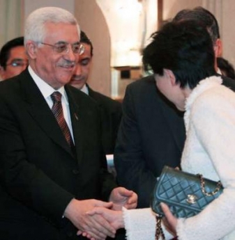 Palestinian President Mahmoud Abbas (L) shakes hands with Japan's Environment Minister Yuriko Koike at a Japan-Palestine friendship round table in Tokyo May 15, 2005. Abbas will hold discussions with Japan's Prime Minister Junichiro Koizumi and other senior Japanese officials during his three-day visit, the foreign ministry said. REUTERS