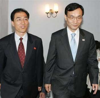 South Korean Vice Unification Minister Rhee Bong-jo, right, walks with his North Korean counterpart Kim Man Gil before their meeting at the North Korean border city of Kaesong, Thursday, May 19, 2005. The two Koreas on Wednesday extended their first direct talks in 10 months for an additional day as South Korea tried to convince the communist North to return to the nuclear bargaining table. [AP] 