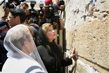 U.S. first lady Laura Bush touches the Western Wall in Jerusalem's Old City Sunday May 22, 2005. Mrs. Bush arrived in Israel for a one-day visit, that will include the Palestinian town of Jericho, from Jordan where she attended the World Economic Forum conference on the Middle East on Saturday. [AP]