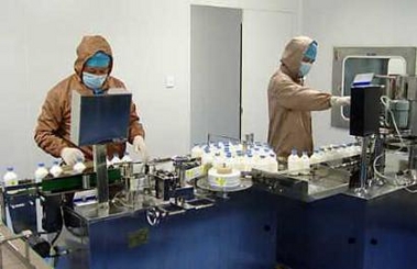 China has developed vaccines that block the spread of the deadly H5N1 strain of bird flu among birds and mammals, Xinhua news agency reported. In this file photo, Chinese researchers work at the Harbin Veterinary Research Institute in Harbin, in northeast China's Heilongjiang province on March 22, 2005. Picture taken March 22, 2005. [Reuters]