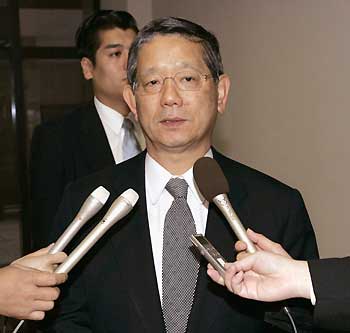 Japanese Foreign Minister Nobutaka Machimura speaks to reporters at the Foreign Ministry in Tokyo May 28, 2005. Local Japanese media reported that a militant group has released new statement and footage via a website saying they have killed Japanese citizen Akihiko Saito who was captured in an ambush in Iraq earlier this month. [Reuters]